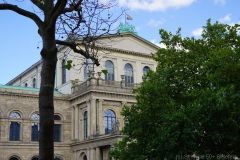 Alte Oper mit Regenbogen-Fahne