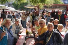Wir lassen uns einen Blanc de Noirvom Weigut Schmitt aus der Pfalz munden.Detlev, Paul, Peter, Michael, Bernd Wofgang(Kamera)und Volker ist auf ....